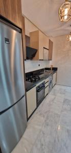 Millénium vip parc appartement的厨房或小厨房