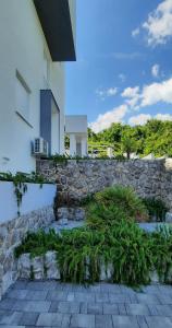 イチチにあるVilla Isabela Ičićiの植物の隣の石垣