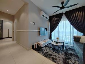uma sala de estar com uma ventoinha de tecto e uma mesa em Majestic Maxim em Kuala Lumpur