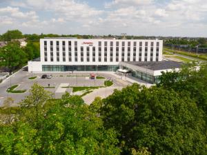 una vista aérea de un gran edificio blanco en Hampton By Hilton Poznan Swarzedz en Swarzędz