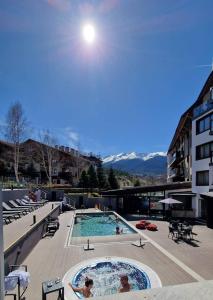 ein großer Swimmingpool mit Menschen darin in der Unterkunft Bansko Luxury apartment in St Ivan Rilski Spa 4 Bansko Private SPA & Minreal Hot water pools in Bansko