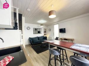 eine Küche und ein Wohnzimmer mit einem Tisch und Stühlen in der Unterkunft Le Paul by iZiLi - Centre Ville - Gare in Niort