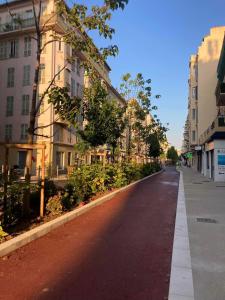eine leere Straße in einer Stadt mit Gebäuden in der Unterkunft T3 carré d’or plein centre in Nizza