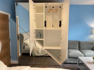 Ein Bett oder Betten in einem Zimmer der Unterkunft Luxurious Restful Studio Flat, Less Than 30 Mins From Centre!