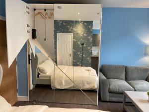 Ein Bett oder Betten in einem Zimmer der Unterkunft Luxurious Restful Studio Flat, Less Than 30 Mins From Centre!