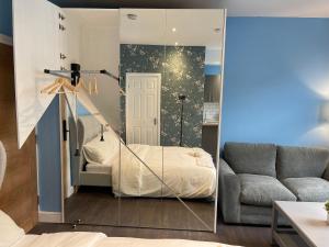Ein Bett oder Betten in einem Zimmer der Unterkunft Luxurious Restful Studio Flat, Less Than 30 Mins From Centre!