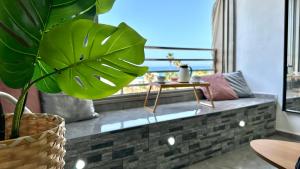 Balkón nebo terasa v ubytování Diamond 2bed apartment with jacuzzi by the sea + 25 fotografií