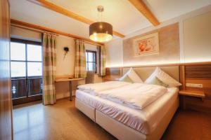 Postel nebo postele na pokoji v ubytování Hotel Hirschenstein