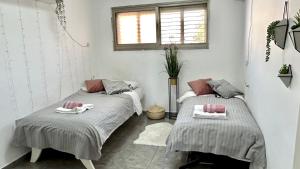 Postel nebo postele na pokoji v ubytování Diamond 2bed apartment with jacuzzi by the sea