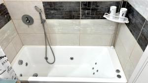 Koupelna v ubytování Diamond 2bed apartment with jacuzzi by the sea