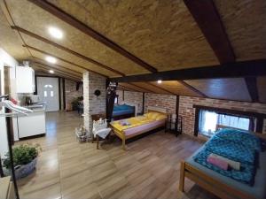 salon z łóżkiem i ceglaną ścianą w obiekcie Apartment Ada bed & breakfast w mieście Gračac