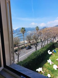 una finestra con vista su una spiaggia e sulle palme di PARADISO a Salerno