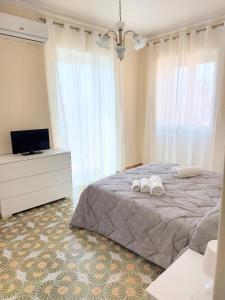 una camera da letto con un letto con due asciugamani sopra di PARADISO a Salerno