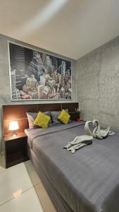 - une chambre avec un grand lit et des serviettes dans l'établissement Casa Kota Residence, à Jakarta