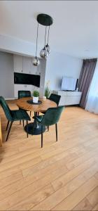 uma mesa de jantar e cadeiras numa sala de estar em Studijos tipo būstas em Kretinga
