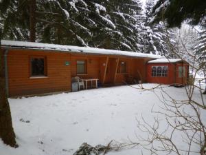 eine Hütte im Schnee mit einem Tisch davor in der Unterkunft Cosy apartment with covered porch in Finsterbergen