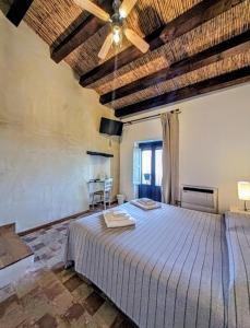 AgiraにあるCase al Borgo-Agira Centre-Home Relaisの木製の天井のベッドルーム1室(大型ベッド1台付)