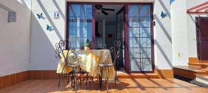 stół i krzesła przed drzwiami w obiekcie Sun Beach 14 Espino Castillo w mieście Caleta De Fuste