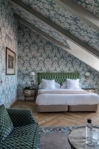 una camera da letto con un letto con carta da parati blu e bianca di Relais & Châteaux Hotel Orfila a Madrid