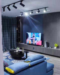 Televizorius ir (arba) pramogų centras apgyvendinimo įstaigoje Crystal luxury Apartments