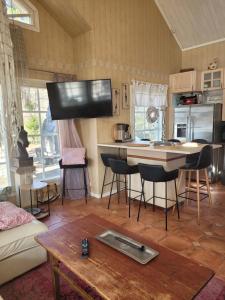 a living room with a kitchen with a table at Villa Onnela Ämttöö in Pori