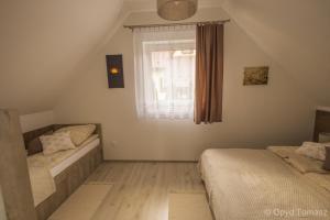 Tempat tidur dalam kamar di Zielone Zacisze domki
