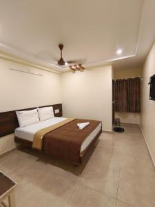 um quarto com uma cama grande num quarto em HOTEL DKR GRAND em Tirupati