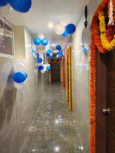 einen Flur mit blauen und weißen Ballons in einem Raum in der Unterkunft HOTEL DKR GRAND in Tirupati