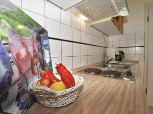 un cesto di frutta e verdura su un bancone in cucina di Calm Holiday Home with Garden in Zingst Germany a Zingst