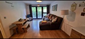 A seating area at Brentwood Town Retreat - Large 2 bedroom apartment