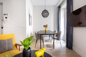 sala de estar con mesa y sofá amarillo en Palafox Design - Darya Living, en Madrid