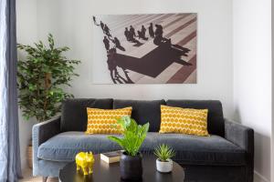 sala de estar con sofá azul y mesa en Palafox Design - Darya Living, en Madrid
