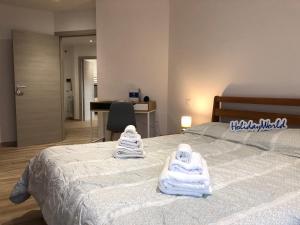 1 dormitorio con 2 toallas blancas en una cama en Laura's House by Holiday World, en Aosta