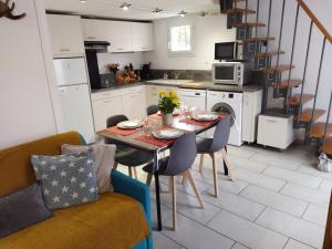 eine Küche und ein Esszimmer mit einem Tisch und Stühlen in der Unterkunft La Barque in Le Barcarès