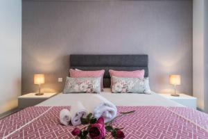 a bedroom with a pink bed with towels on it at 2 bedrooms appartement with wifi at Fatima in Fátima