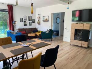 sala de estar con mesa y sofá en Schmidtsches Quartier en Hain