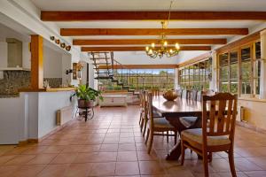 Una cocina y un comedor con mesa y sillas. en Villa Can Font, en Palma de Mallorca