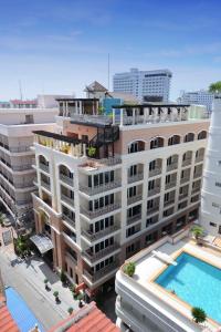 an overhead view of a building with a swimming pool at Whitehouse Condotel in Pattaya