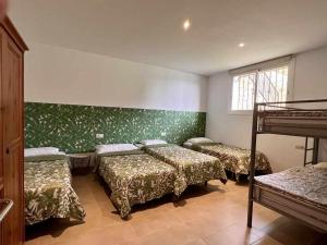 Postel nebo postele na pokoji v ubytování Casa Mas Ambros con piscina desbordante + 25 fotografií