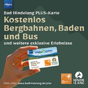 eine Hand, die ein Päckchen Zahnpasta hält in der Unterkunft Alpenhotel Sonneck - mit Bergbahnticket in Bad Hindelang