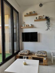sala de estar con TV de pantalla plana en la pared en Appartement à Seignosse Le Penon - 200m plage, en Seignosse