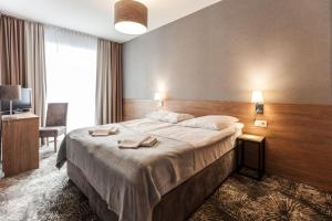 Postel nebo postele na pokoji v ubytování Alcest z widokiem na morze, basenem,