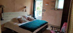 een slaapkamer met een bed in een kamer met een raam bij Talvern, Les Mouettes à Landévant in Landévant