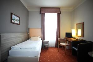เตียงในห้องที่ Hotel Paris
