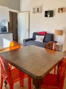 - un salon avec une table et un canapé dans l'établissement Agrigento Flat - apartment with Private Parking, à Agrigente