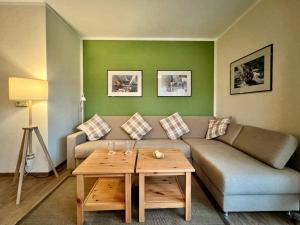 un soggiorno con divano e tavolo di Inselsonne (9093) - [#12519] a Wulfen auf Fehmarn