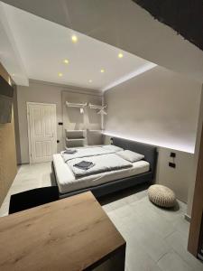 um quarto com uma cama grande num quarto em Studio App Lea em Umag