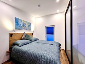 1 dormitorio con 1 cama y una pintura en la pared en Fewo im Taubenhaus, en Bad Lausick
