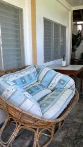 um grande sofá de vime sentado num quarto em Villa Sabang Beach Resort em Puerto Galera