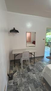 uma sala de jantar com uma mesa e uma cadeira em Villa Sabang Beach Resort em Puerto Galera